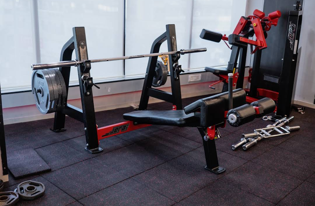 Jerai Olympic decline bench press with barbell and weight plates