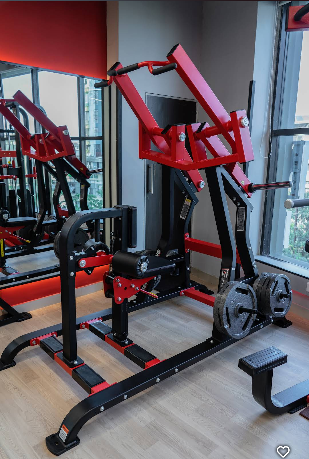 Being Strong plate loaded iso-lateral high row machine